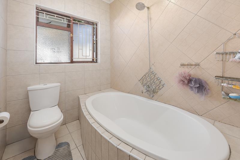 To Let 4 Bedroom Property for Rent in Windsor Park Western Cape